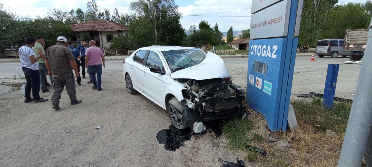 Yeşilyurt'ta Trafik Kazası Otomobil Hurdaya Dönüştü, 2 Kişi Yaralandı (1)