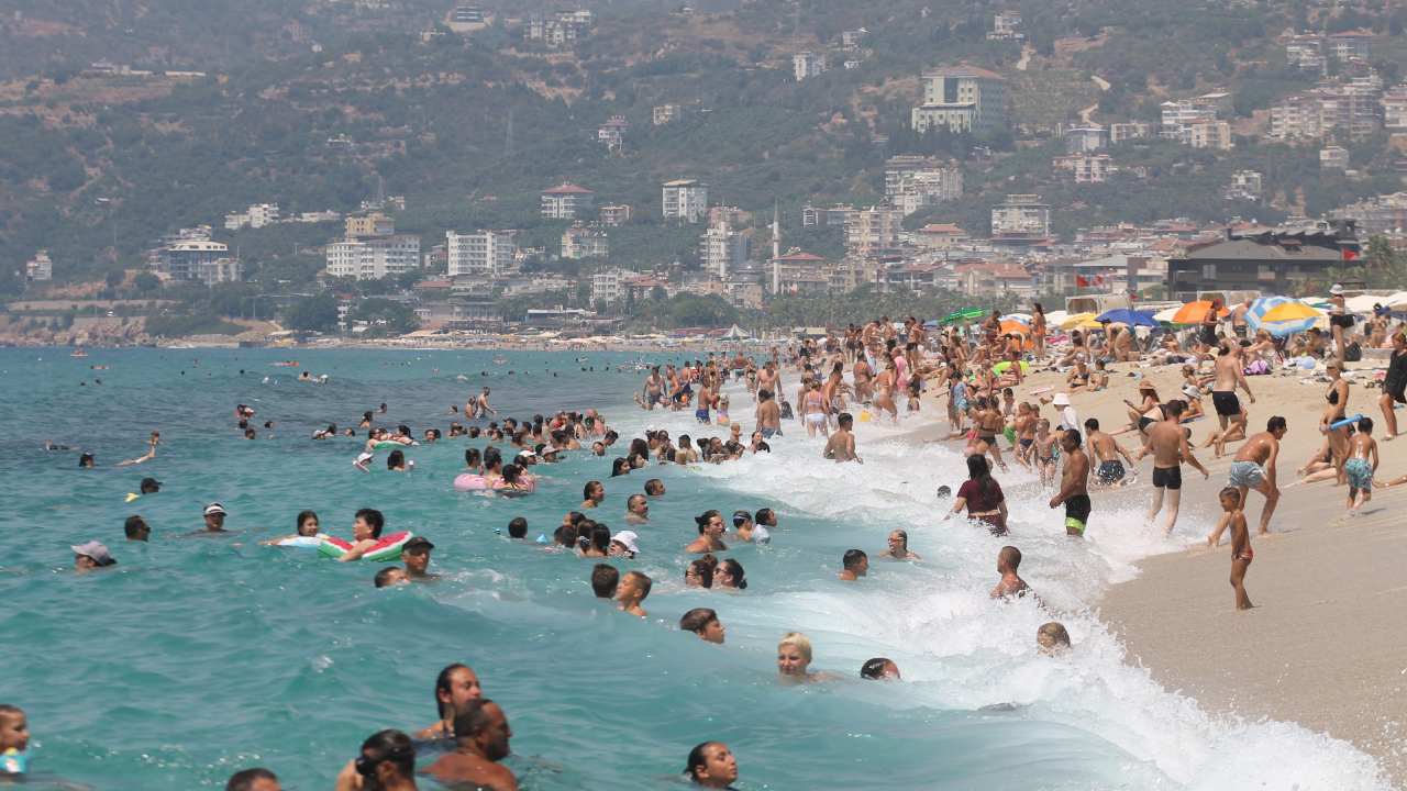 Alanyada Deniz Keyfi Sicaktan Bunalanlar Serin Sularda Rahatliyor (2)