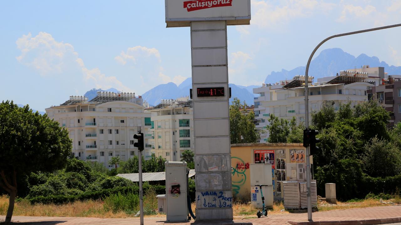 Antalyada Kavurucu Sicaklar Vatandaslar Kendini Denize Atti (1)