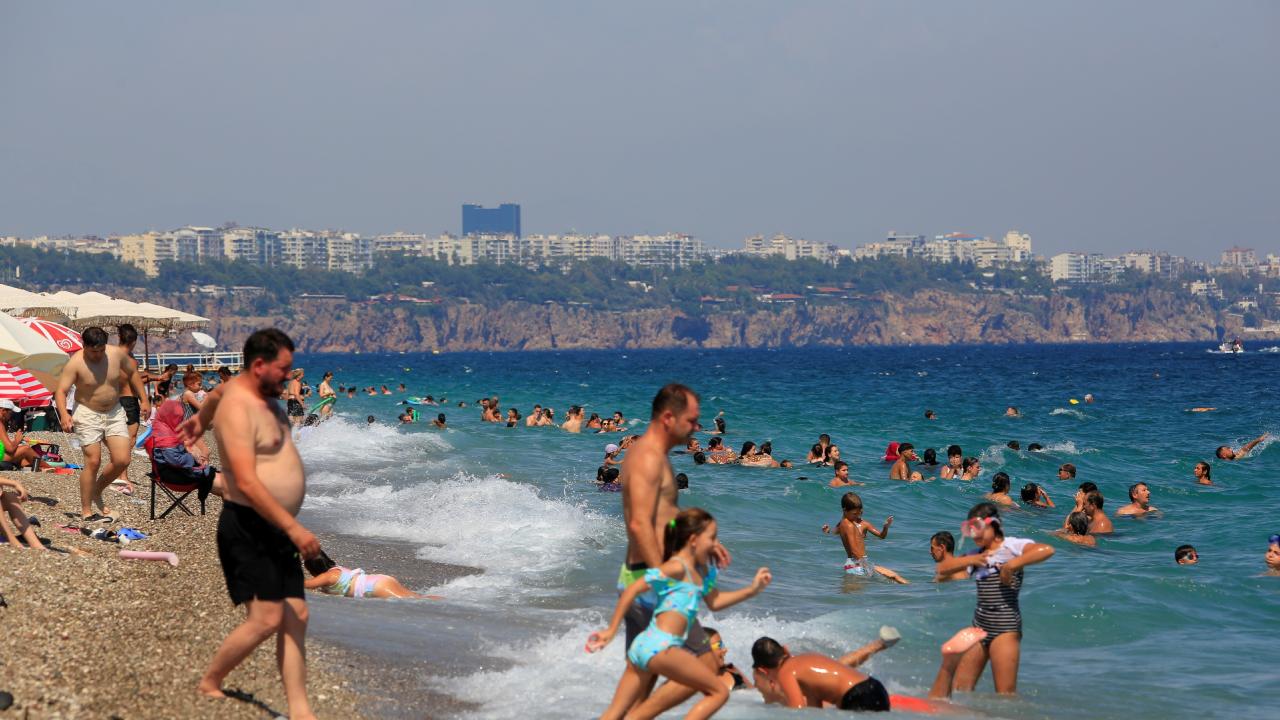 Antalyada Kavurucu Sicaklar Vatandaslar Kendini Denize Atti (2)