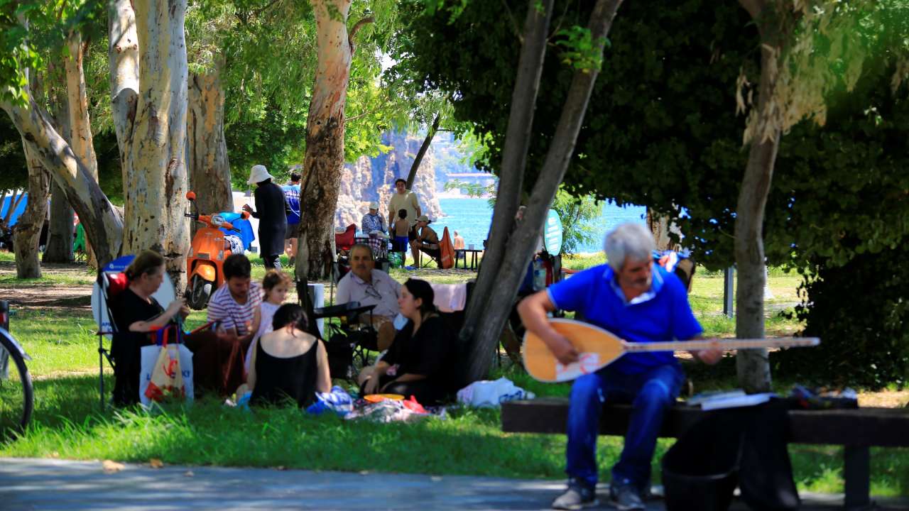 Antalyada Sicak Hava Kacisi Sahiller Tiklim Tiklim Doldu (3)