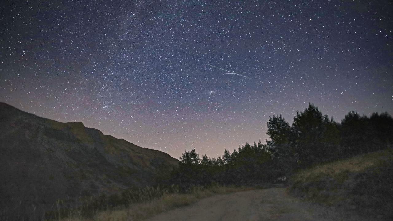 Bitlis Gokyuzunde Buyuk Sov Perseid Meteorlari Isiklariyla Geceyi Aydinlatti (3)