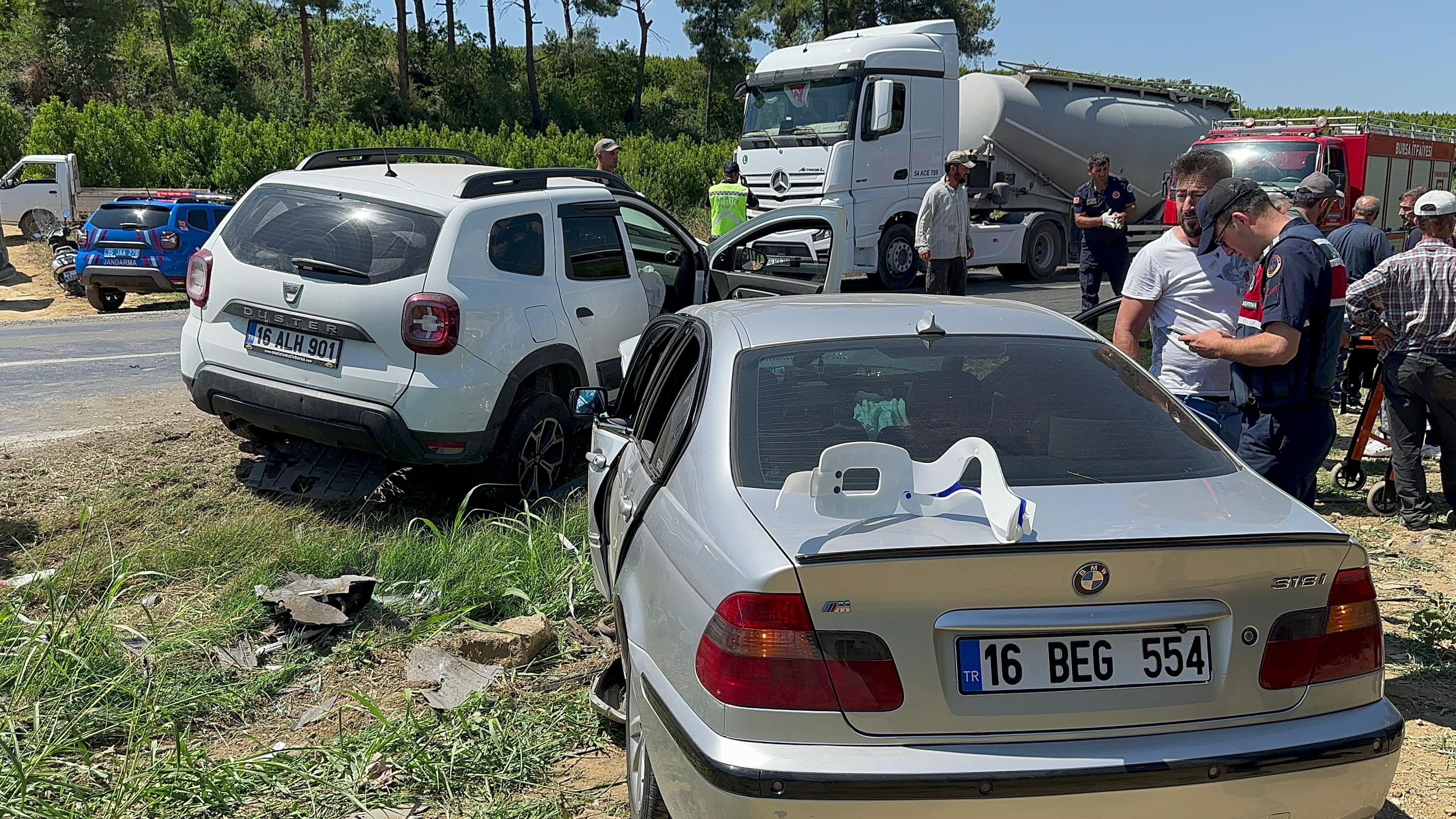 Bursa İznik'te Kahreden Trafik Kazası! İki Otomobil Kafa Kafaya Çarpıştı 5 Yaralı (2)