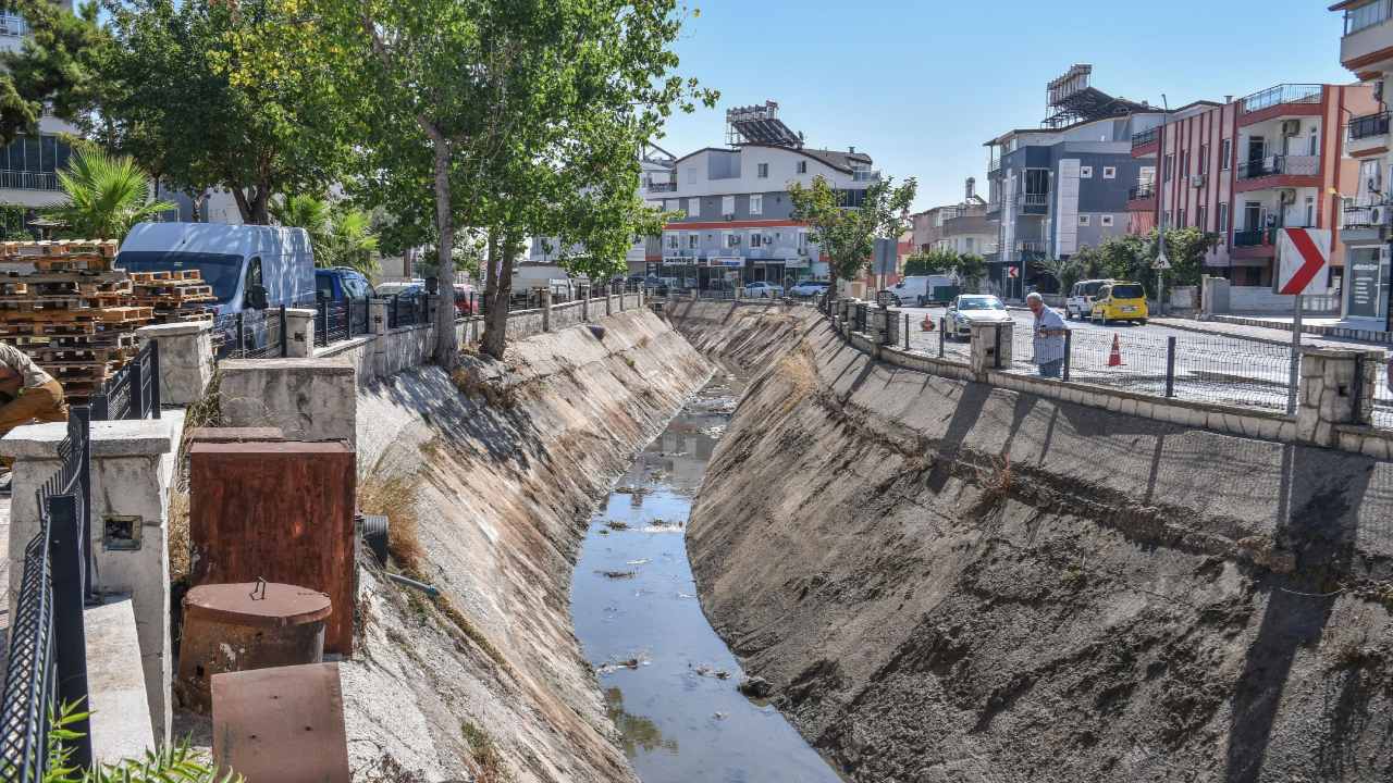 Kepezde Su Kanali Temizligi Antalyada Camur Ve Copler Tarihe Karisiyor (1)