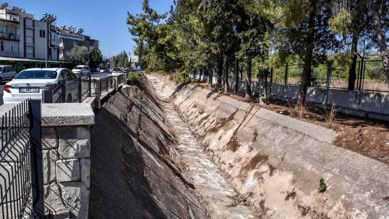 Kepezde Su Kanali Temizligi Antalyada Camur Ve Copler Tarihe Karisiyor