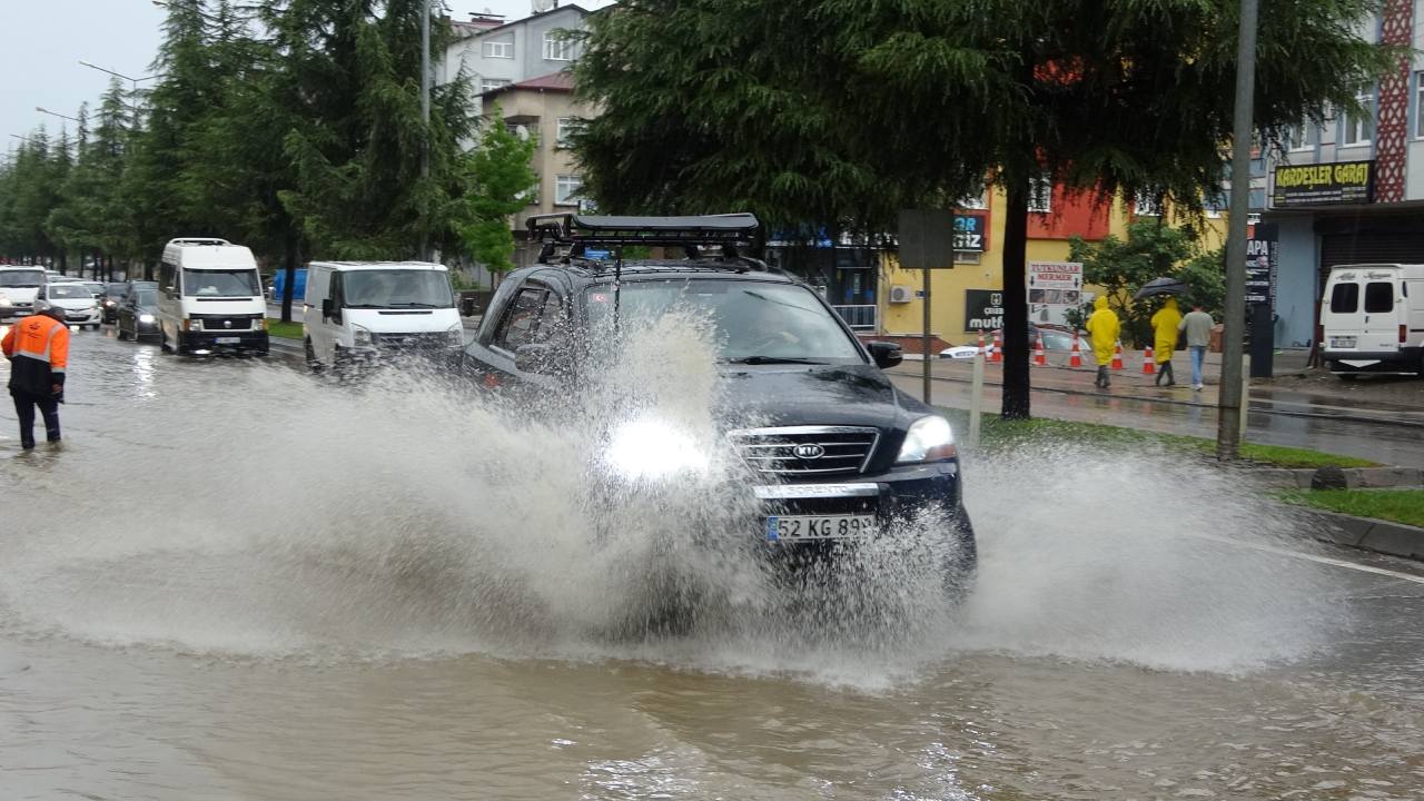 Orduda Saganak Etkili Oldu Su Birikintileri Yollari Kapatti (1)