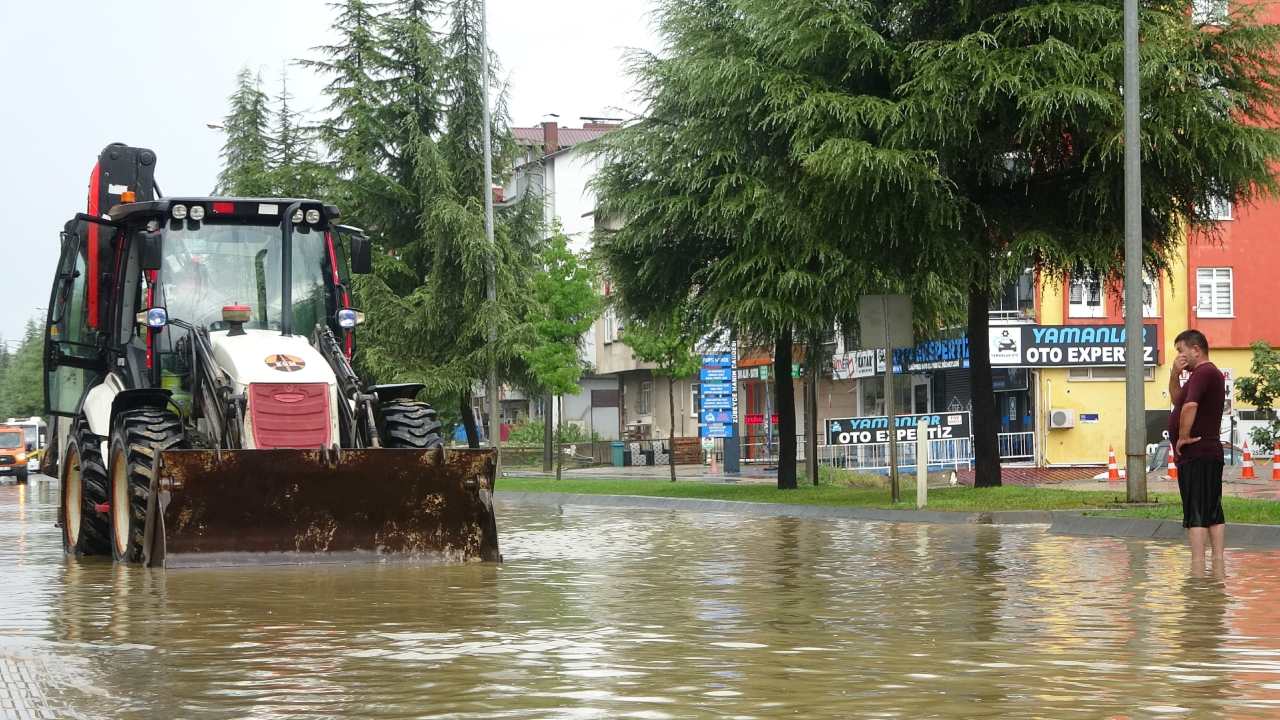 Orduda Saganak Etkili Oldu Su Birikintileri Yollari Kapatti (2)