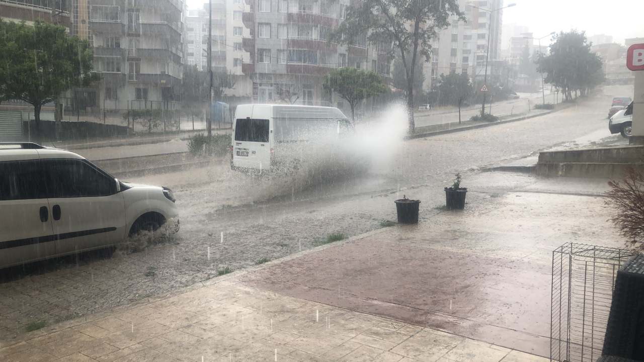 Samsunda Saganak Krizi Caddeler Dere Gibi Akti Isyerleri Su Basti (2)