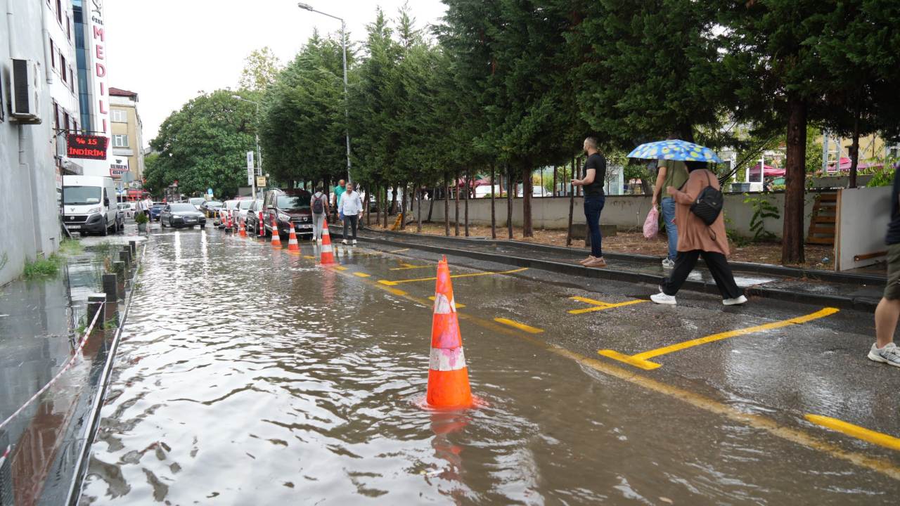 Samsunda Saganak Krizi Caddeler Dere Gibi Akti Isyerleri Su Basti