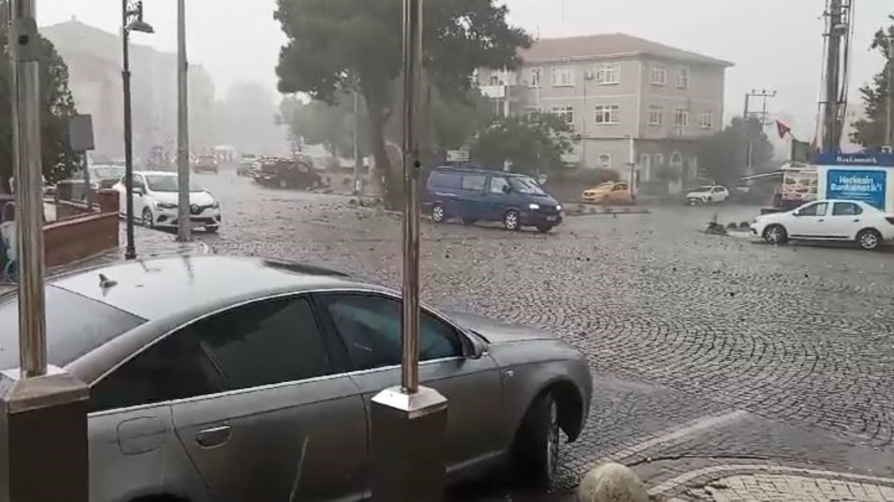 Tekirdagda Dolu Ve Firtina Alarmi Catilar Uctu Agaclar Devirdi Araclar Hasar Gordu 1