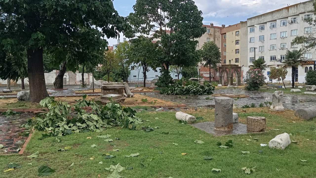 Tekirdagda Dolu Ve Firtina Alarmi Catilar Uctu Agaclar Devirdi Araclar Hasar Gordu 3