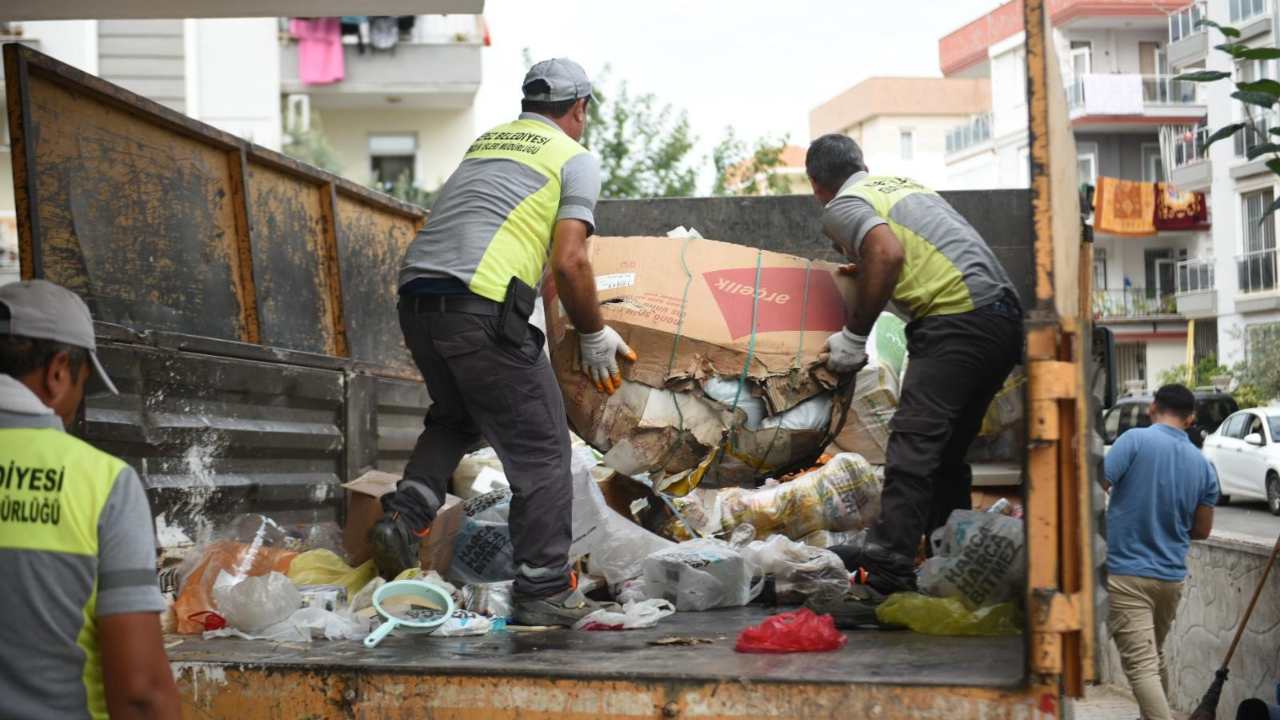 Bu Ev Temizlik Ekiplerini Sok Etti 71 Yasindaki Vatandasin Evinden Kamyonlarca Cop Cikti (1)