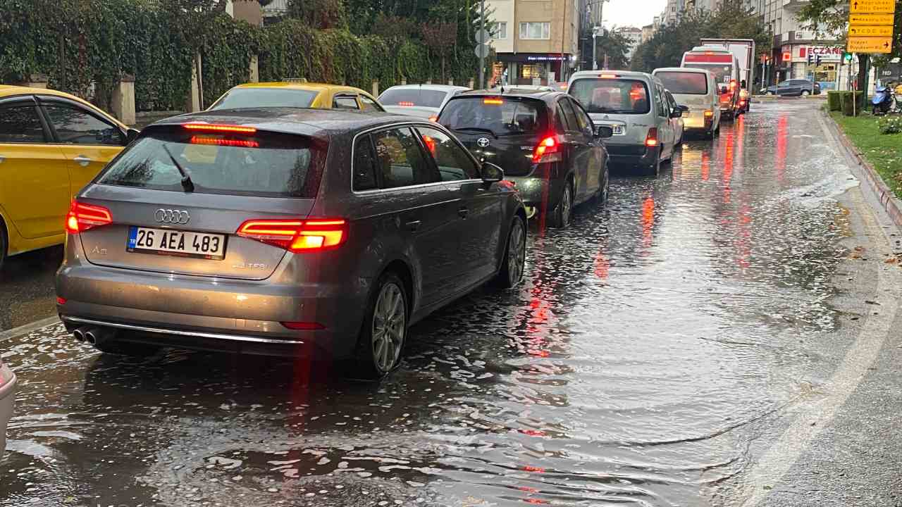 Eskisehirde Gok Gurultusu Ve Saganak Vatandaslar Zor Anlar Yasadi (1)