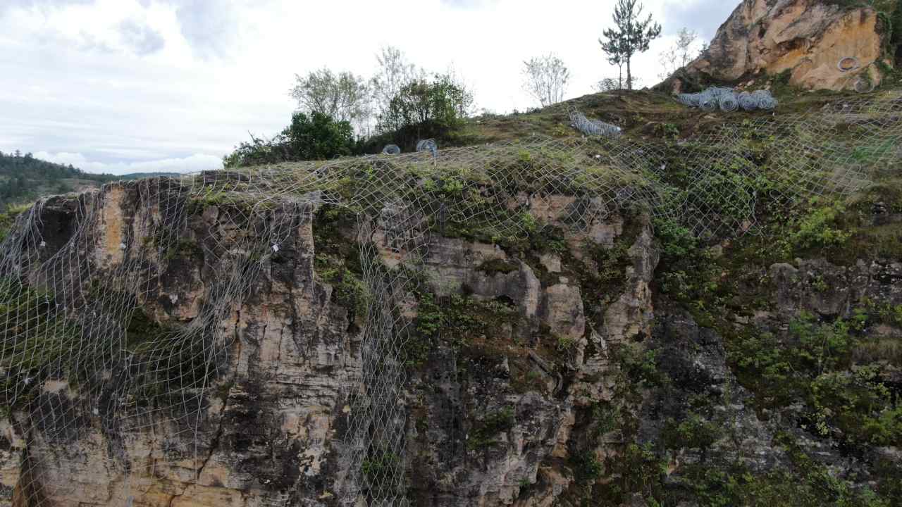 Kastamonunun Dev Kayalari Artik Daha Guvenli Celik Aglarla Sabitleniyor (3)