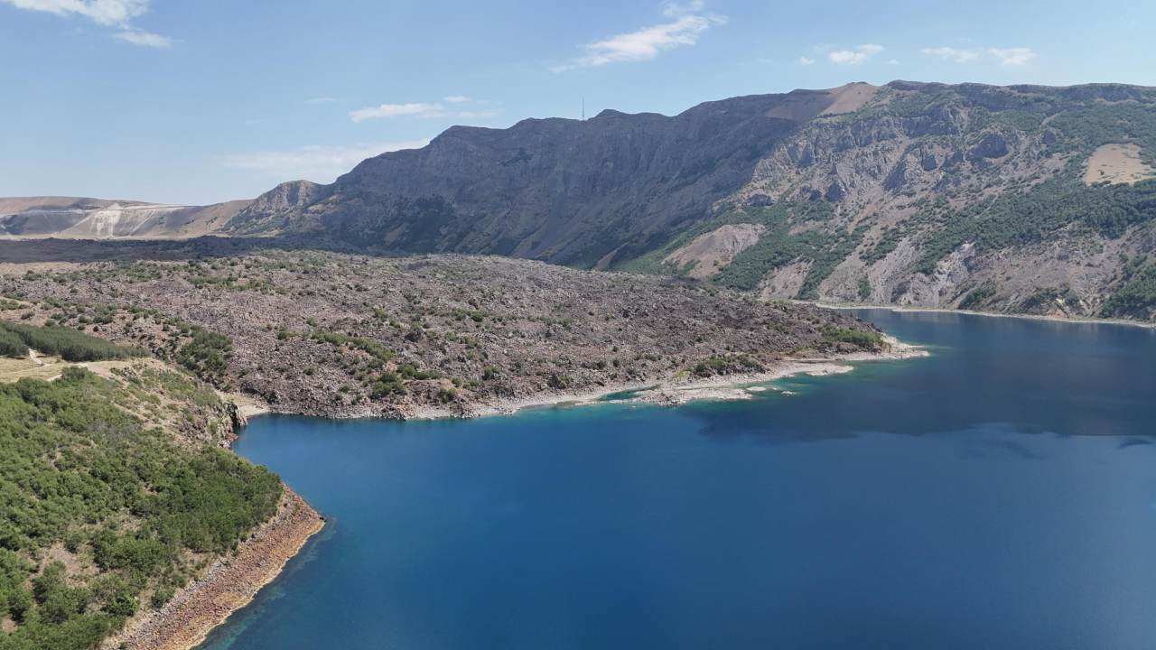 Nemrut Golunde Berrak Sularda Huzur Turistler Masmavi Sulara Kapildi (2)