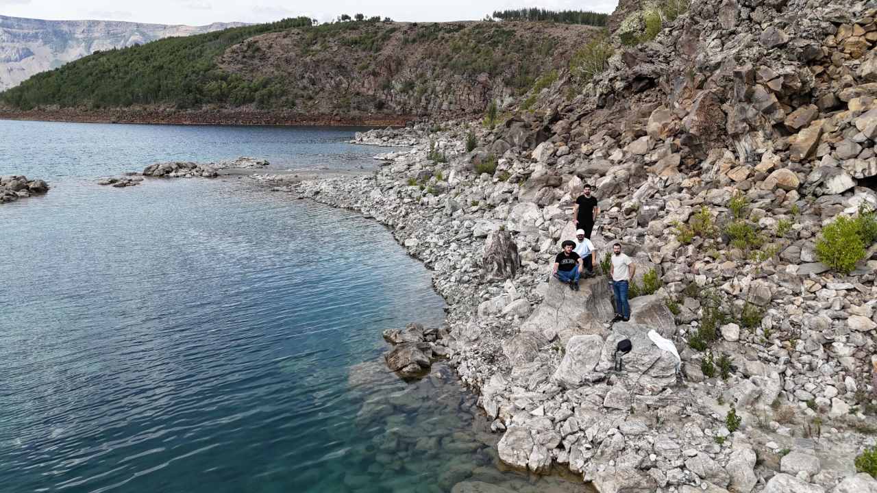 Nemrut Golunde Berrak Sularda Huzur Turistler Masmavi Sulara Kapildi (3)