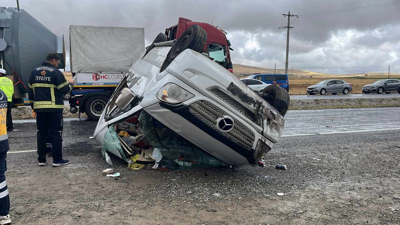 Nevsehirde Feci Kaza Turistleri Tasiyan Minibus Takla Atti 18 Yarali