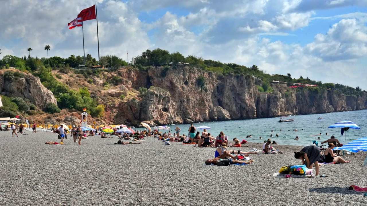 Okulların Açılmasının Ardından, Antalya'nın Güzel Sahilleri, Özellikle Turistler Ve Emekliler Tarafı (1)