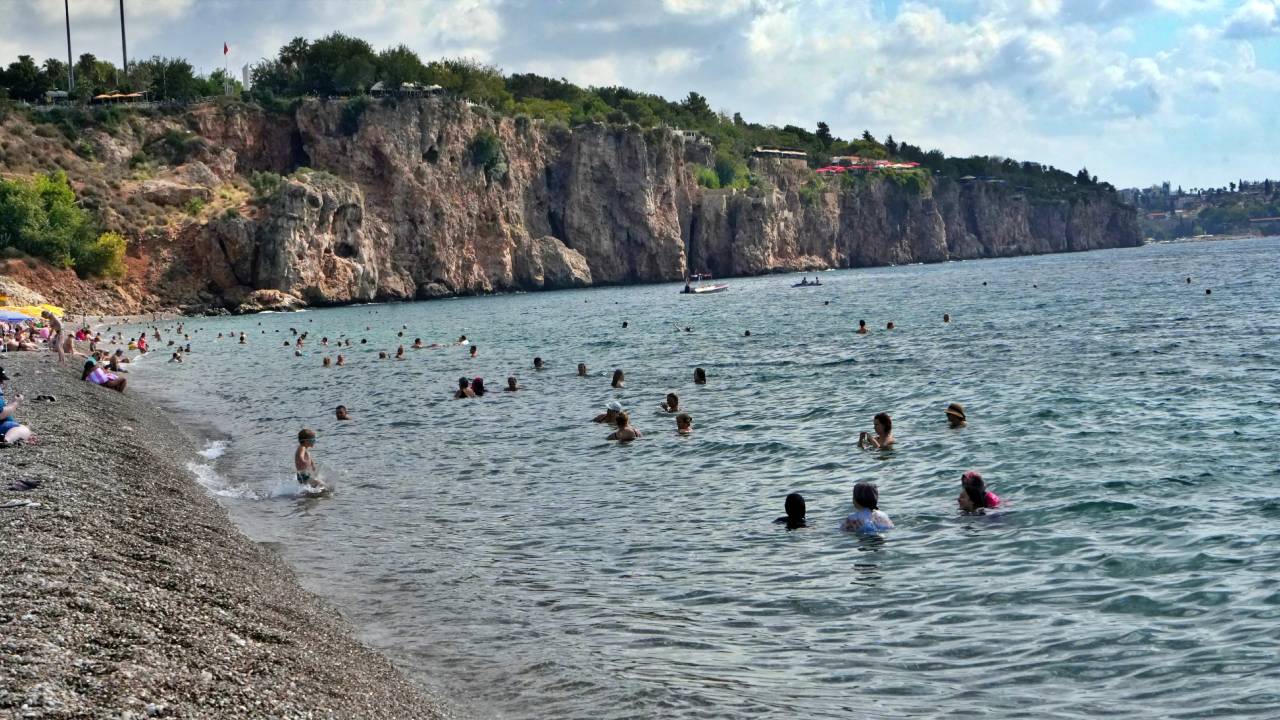 Okulların Açılmasının Ardından, Antalya'nın Güzel Sahilleri, Özellikle Turistler Ve Emekliler Tarafı