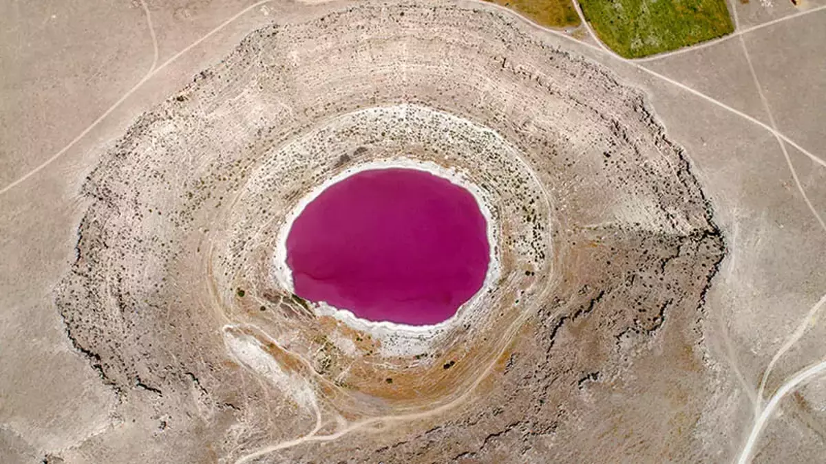 Pembe Rengi Ile Unlenen Meyil Obruk Golu Tamamen Kurudu (2)