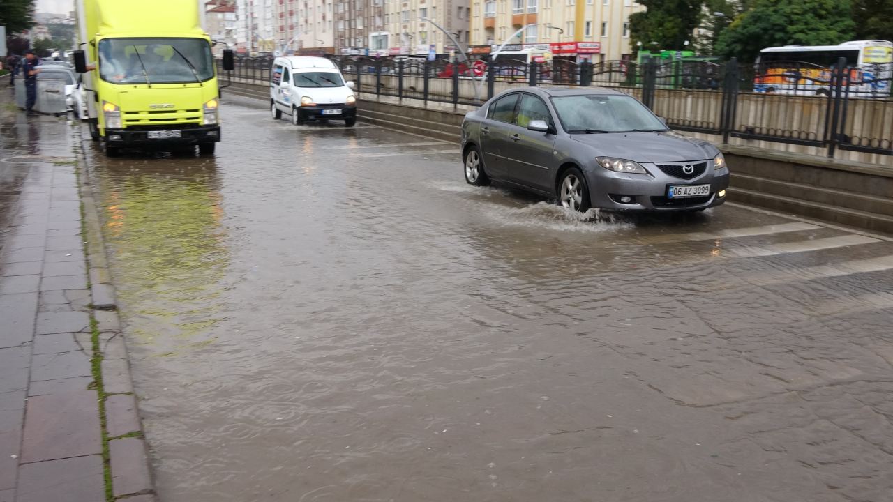 Saganak Yagisin Vurdugu Yozgatta Yollar Golde Kaldi