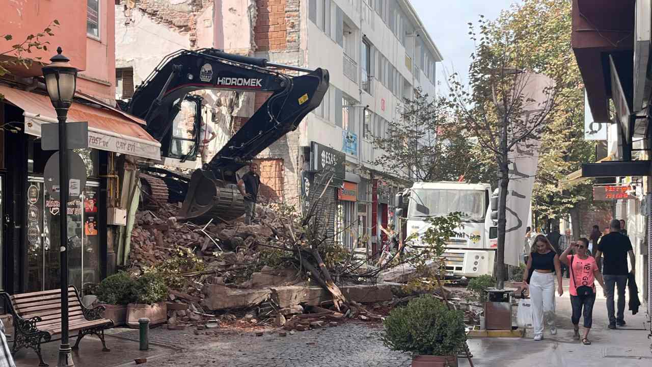 Eskisehirde Yikim Molozlar Sokaklari Isgal Etti (1)