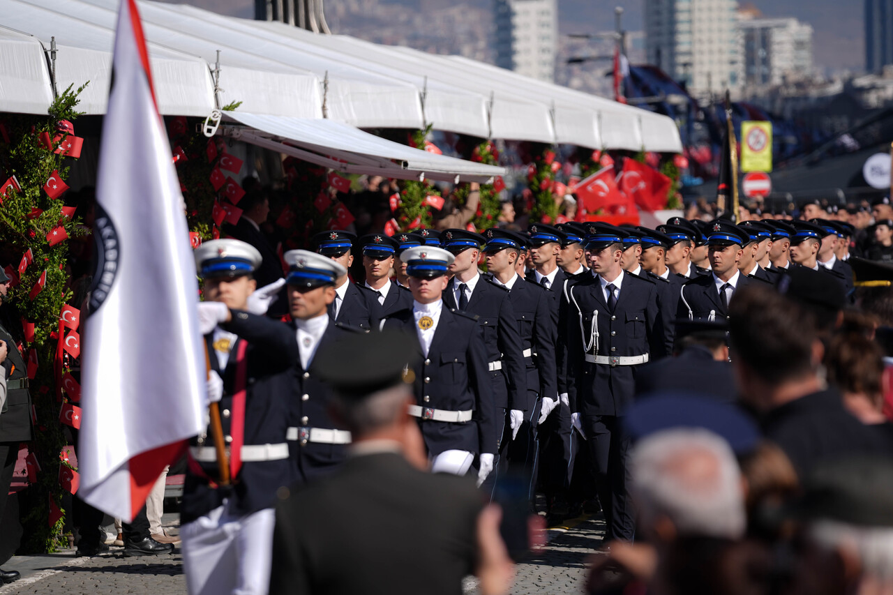 Izmirde 29 Ekim Cumhuriyet Bayrami Boyle Kutlandi (3)