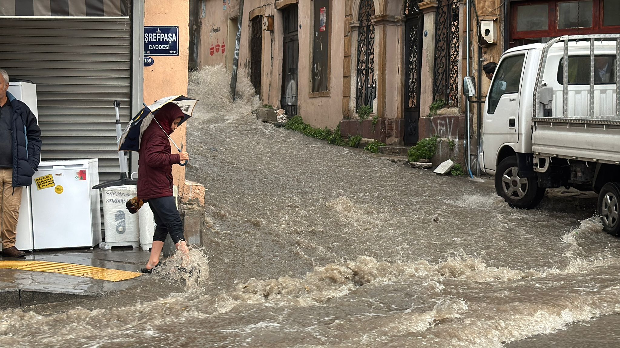 Izmirde Kuvvetli Saganak Yasami Olumsuz Etkiliyor (1)