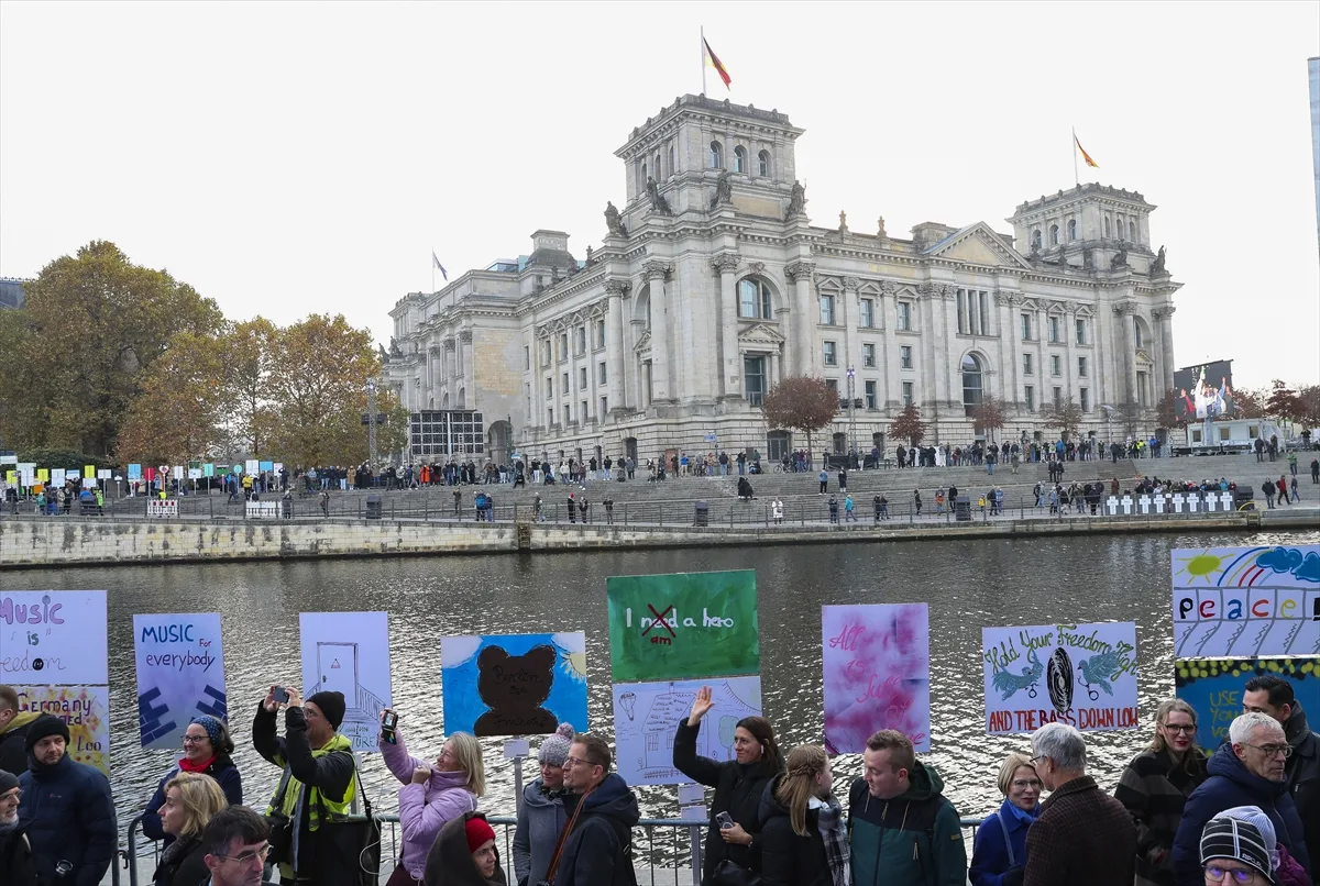 Ozgurlugun Sembolu Berlin Duvari 35 Yil Sonra Hala Hatirlaniyor (1)